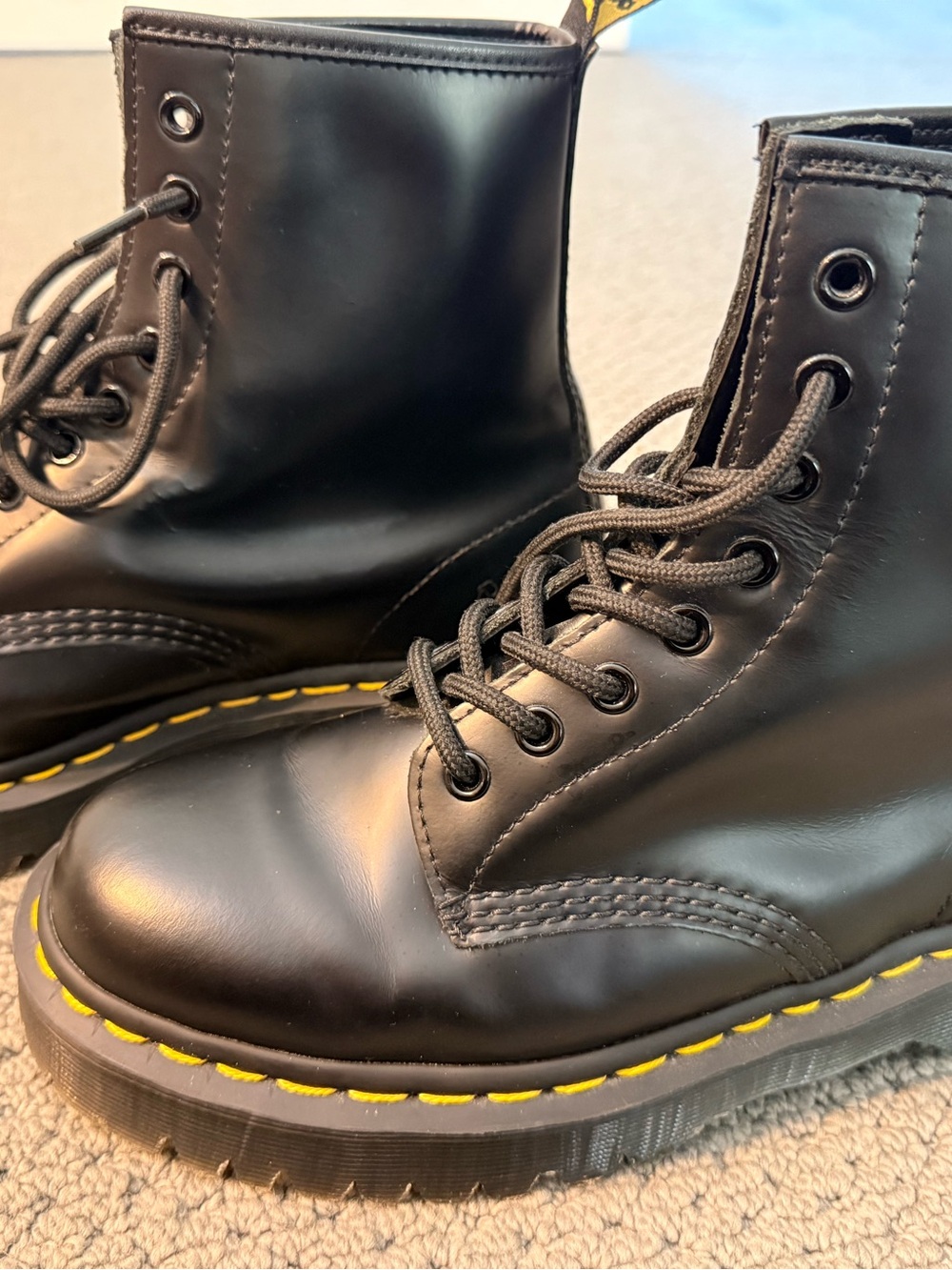 1460 BEX
Smooth Leather Lace Up Boots Size 8. Tried on but never worn.